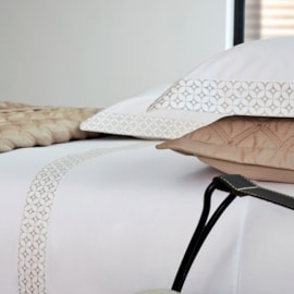 Jogo de Cama Queen Carnegie Bege 300 Fios Algodão Egípcio By The Bed Jogo de Cama Queen Carnegie Bege 300 Fios Algodão Egípcio By The Bed