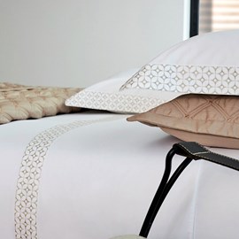 Jogo de Cama Queen Carnegie Bege 300 Fios Algodão Egípcio By The Bed Jogo de Cama Queen Carnegie Bege 300 Fios Algodão Egípcio By The Bed