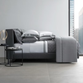 Jogo de Cama Queen The East V Cinza 300 Fios Algodão Egípcio By The Bed Jogo de Cama Queen The East V Cinza 300 Fios Algodão Egípcio By The Bed