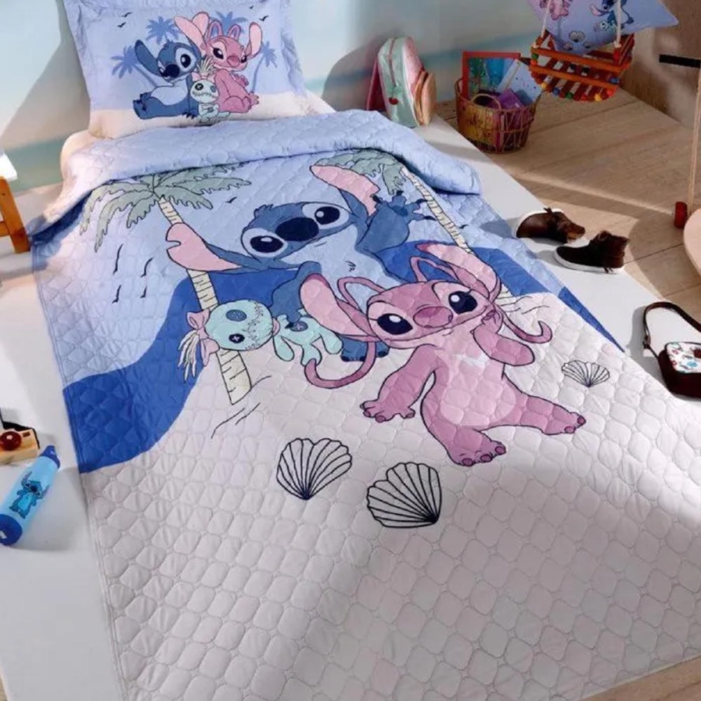 Kit Cobre Leito Solteiro Hedrons Disney Stitch Tropical 1,60x2,35 (1 Cobre Leito + 1 Porta Travesseiro)