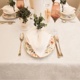 Toalha de Mesa Retangular 1,40m x 2,10m Impermeável JoyDecor Medalhão Branco Toalha de Mesa Retangular 1,40m x 2,10m Impermeável JoyDecor Medalhão Branco