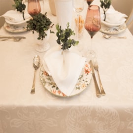 Toalha de Mesa Retangular 1,70m x 2,70m Impermeável JoyDecor Medalhão Pérola Toalha de Mesa Retangular 1,70m x 2,70m Impermeável JoyDecor Medalhão Pérola